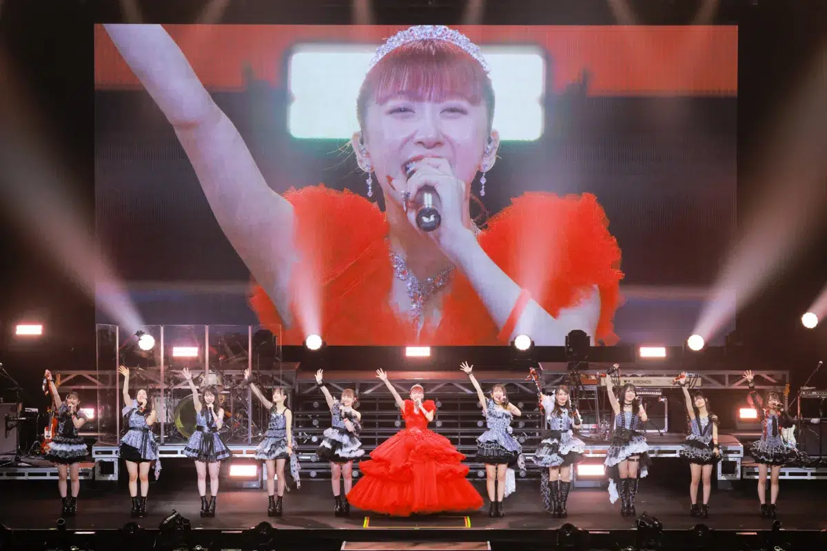 つばきファクトリー秋山眞緒、日本武道館で涙と笑顔の卒業「あなたらしい花を咲かせて」——生バンドを従え駆け抜けた10年の集大成 15 つばきファクトリー秋山眞緒、日本武道館で涙と笑顔の卒業「あなたらしい花を咲かせて」——生バンドを従え駆け抜けた10年の集大成