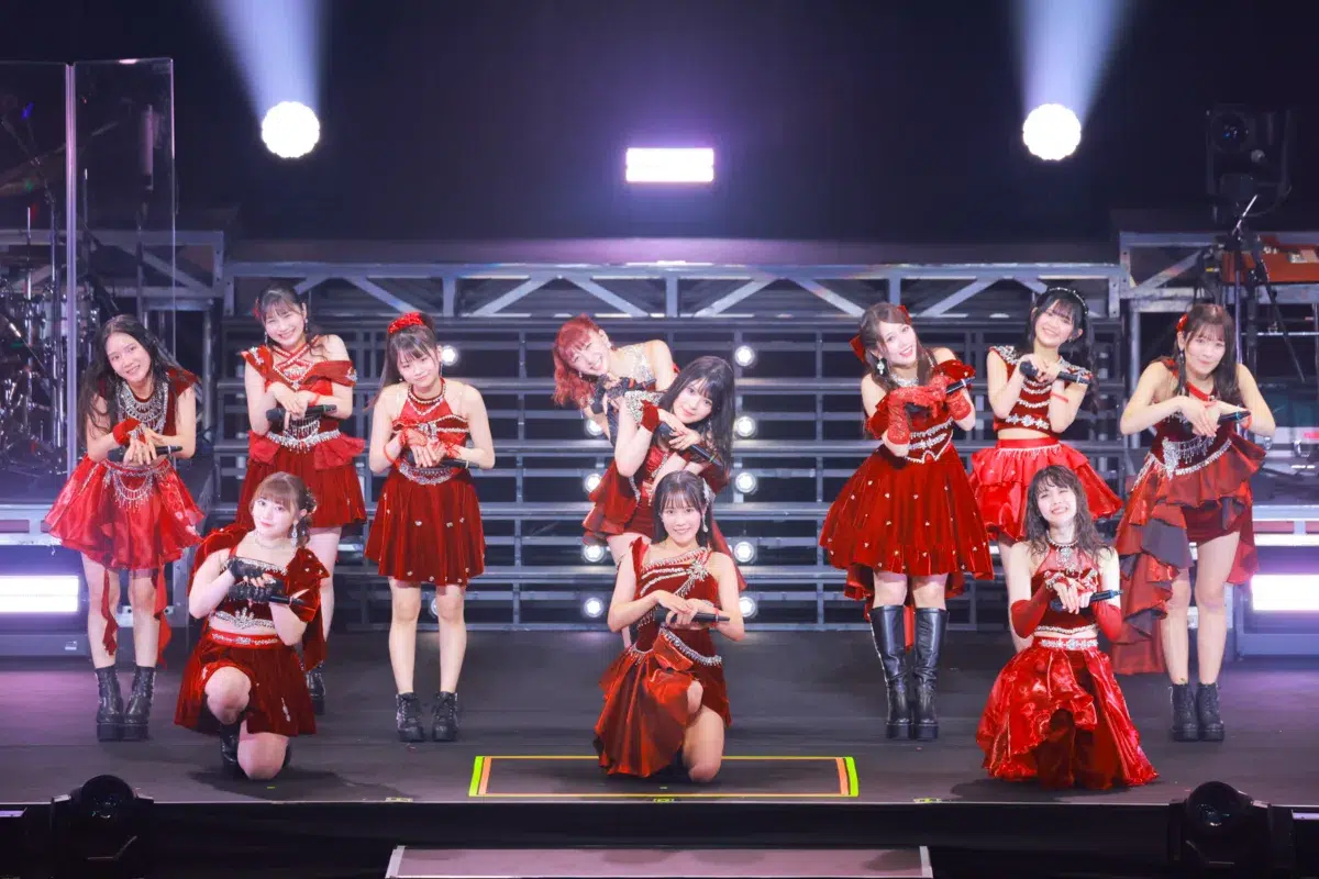 つばきファクトリー秋山眞緒、日本武道館で涙と笑顔の卒業「あなたらしい花を咲かせて」——生バンドを従え駆け抜けた10年の集大成 4 つばきファクトリー秋山眞緒、日本武道館で涙と笑顔の卒業「あなたらしい花を咲かせて」——生バンドを従え駆け抜けた10年の集大成