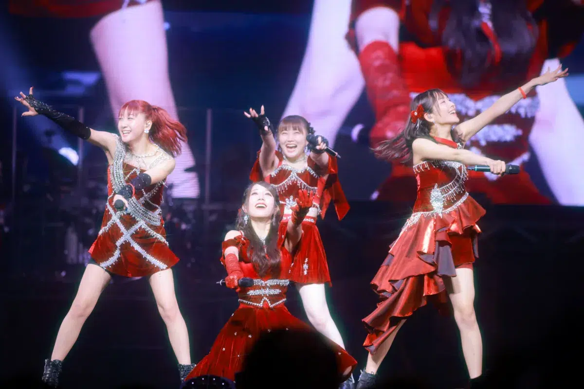 つばきファクトリー秋山眞緒、日本武道館で涙と笑顔の卒業「あなたらしい花を咲かせて」——生バンドを従え駆け抜けた10年の集大成 5 つばきファクトリー秋山眞緒、日本武道館で涙と笑顔の卒業「あなたらしい花を咲かせて」——生バンドを従え駆け抜けた10年の集大成