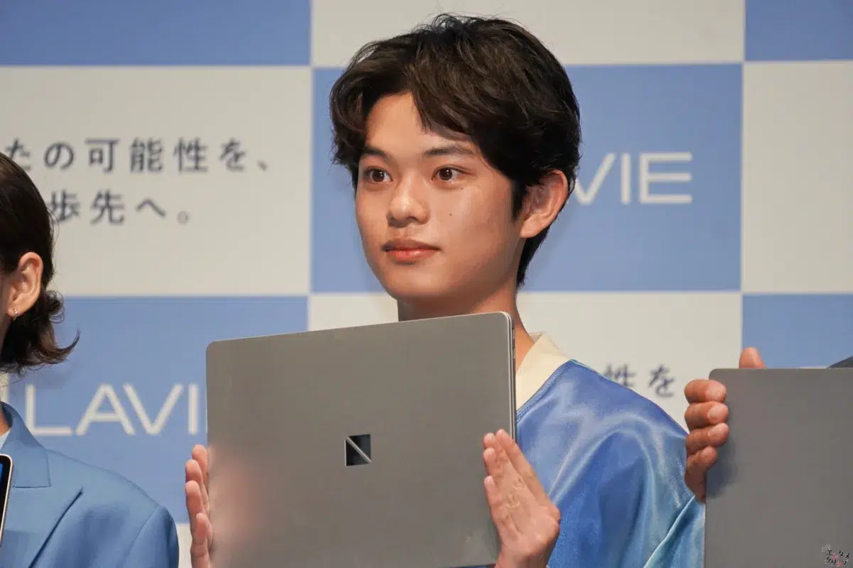 森七菜＆黒川想矢、爽やかなブルーのリンクコーデで登壇！NEC「LAVIE」新CM・新製品発表会レポート