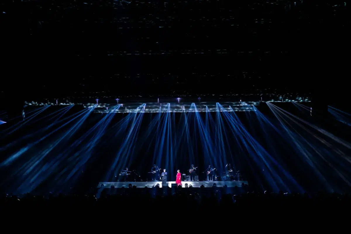 絢香、20周年ツアー大阪公演で三浦大知がサプライズ登場で2曲披露。 5 絢香、20周年ツアー大阪公演で三浦大知がサプライズ登場で2曲披露。